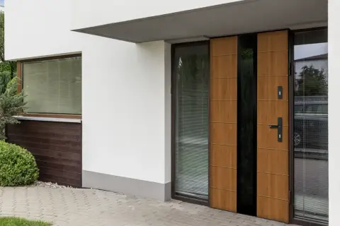 Nowoczesne drzwi zewnętrzne z drewnianym wykończeniem, idealne dla domu z rankingu producentów drzwi zewnętrznych.