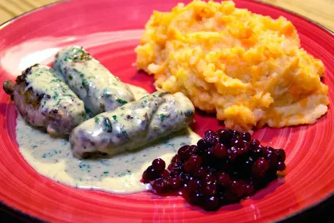 Tre korvar med gräddsås, rotmos och lingon. Ett klassiskt svenskt rotmos recept.