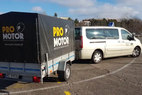 Samochód z przyczepą szkoleniową "Pro Motor" na placu manewrowym. Prawo jazdy B+E czym można jeździć - nauka z przyczepą.
