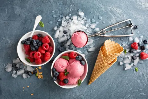 Himbeereis mit Blaubeeren und Waffeln. Perfekt, um milcheis selber machen zu lernen und den Sommer zu genießen.