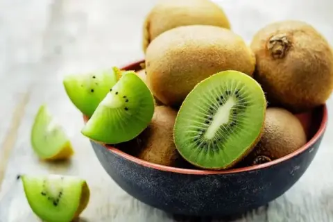 Kiedy jest sezon na kiwi? Sprawdź, kiedy najlepiej kupić świeże owoce