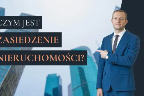 Mężczyzna w garniturze wskazuje na tekst "CZYM JEST ZASIEDZENIE NIERUCHOMOŚCI?", na tle nowoczesnych budynków.