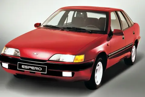 Czerwony Daewoo Espero z lat 90. na szarym tle. Klasyczny sedan, który wciąż budzi nostalgię.
