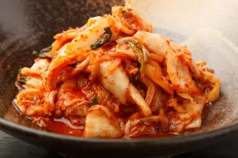Kimchi: Z czym jeść? Poznaj zaskakujące połączenia smaków!