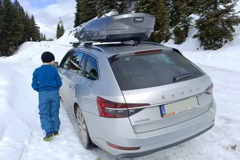 Najlepsze boxy dachowe na narty - ochrona i wygoda podczas transportu