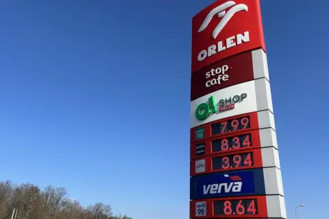 Cena diesla na Orlenie to 8.34. Obok widnieją ceny benzyny 95 (7.99), LPG (3.94) i Vervy 98 (8.64).