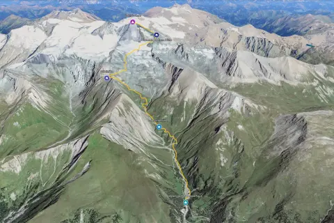 Trasa na najwyższy szczyt Austrii, Großglockner, przez schroniska. Widok z lotu ptaka na góry i szlak.