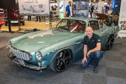 Leif Tufvesson bredvid sin vackra Volvo P1800 GT i mintgrön kulör.