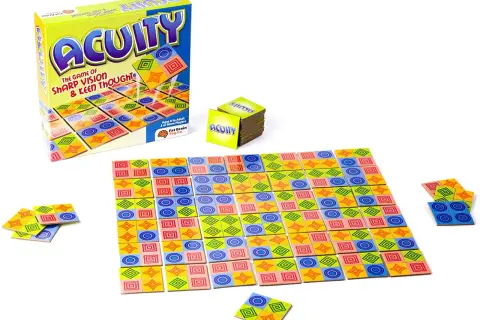 Tablero lleno de fichas de colores con patrones geométricos, parte de los juegos de matematicas Acuity.