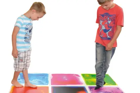 Płytki sensoryczne: Jak wspierają rozwój dzieci i sensoryczną zabawę