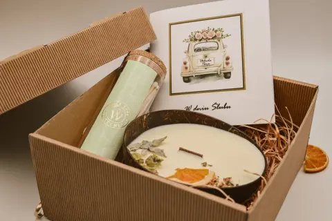 Personalizowana pamiątka ślubu: świeca w łupinie kokosa, zapałki w słoiczku i kartka z retro autem. Idealny prezent na ten wyjątkowy dzień.
