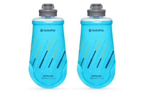 Dwie niebieskie butelki do biegania HydraPak Softflask 150 ml, idealne na długie trasy.