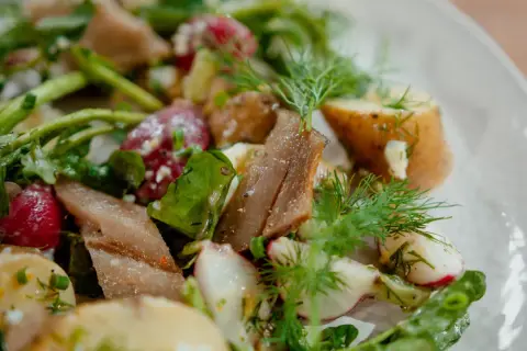 Salade de hareng fumé : recette facile, authentique et savoureuse