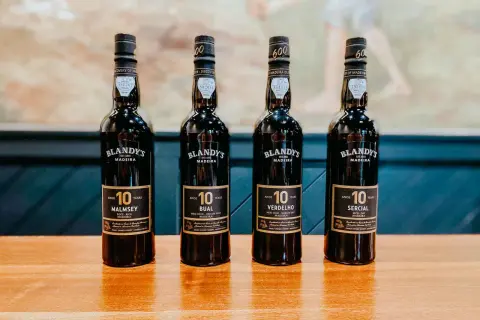 Cztery butelki win Blandy's Madeira: Malmsey, Bual, Verdelho i Sercial.