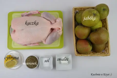 Kaczka, jabłka, cytryna, majeranek, sól i smalec – składniki na tradycyjne nadzienie do kaczki.