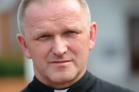 Gdzie mieszka ksiądz Lemański? Odkryj jego życie w Łodzi