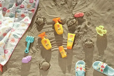 Co zabrać na plażę? Kremy z filtrem, ręcznik, łopatkę i foremki do piasku, by stworzyć wakacyjne wspomnienia.