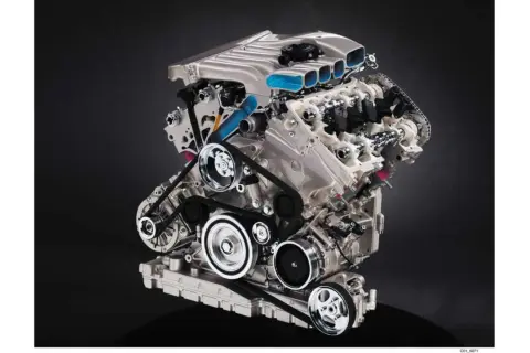 Ein detaillierter W8 Motor mit sichtbaren Riemen und Komponenten, bereit für Höchstleistung.