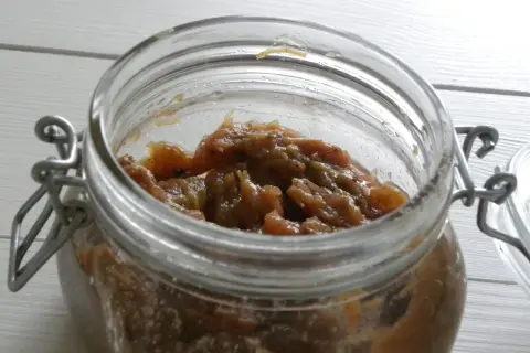En burk med hemlagad rabarber chutney. Den gyllene, söta och syrliga chutney passar perfekt till ostbrickan.