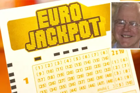 Uśmiechnięty mężczyzna i kupon Eurojackpot. Czy to klucz do tego, jak wygrać w Eurojackpot?