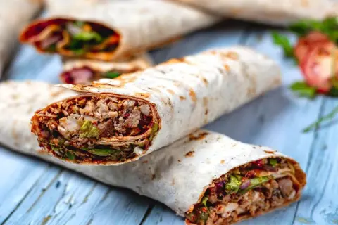 Turecki kebab: Co jesz w Polsce, a co w Turcji? Poznaj prawdę!
