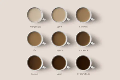 Nio koppar kaffe med vitt, från ljusaste morgonljus till mörkaste kvällsmörker.