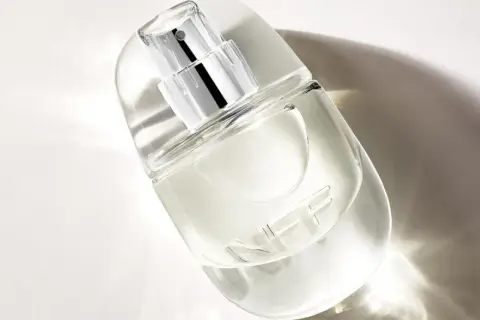 Elegancka butelka perfum z logo NFF. Czy powinno się czuć swoje perfumy? Ten zapach subtelnie otula, nie przytłaczając.