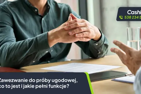 Dwaj mężczyźni przy stole omawiają dokumenty. Na dole grafiki widnieje tekst "Zawezwanie do próby ugodowej".