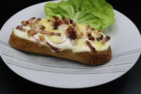 Bruschetta gourmande avec lardons croustillants, oignons rouges et fromage fondant. Un délice pour les amateurs de bruschetta fromage.