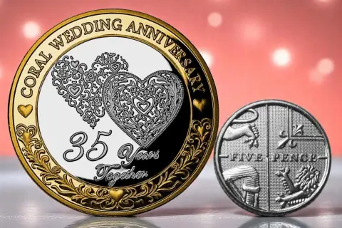 Dwie monety upamiętniające 35. rocznicę ślubu, jedna ozdobiona sercami i napisem "35 Years Together".