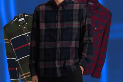 Tre camicie a quadri da uomo: una verde con blocchi di colore, una blu scuro con quadri rossi e grigi, e una rossa con quadri blu. Perfette per un outfit camicia flanella uomo.