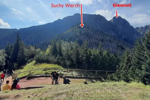 Ludzie na szlaku w Tatrach, widok na Suchy Wierch i Giewont. Trasa sarnia skała.