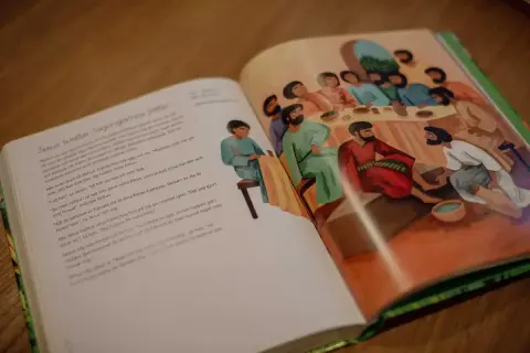 Bilden visar en illustration från en bok där Jesus tvättar lärjungarnas fötter. En fin berättelse att läsa som tal till konfirmand.