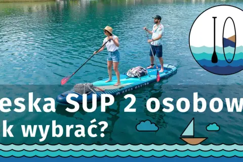Para na desce SUP, ciesząca się pływaniem w spokojnej wodzie.