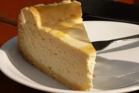 Dlaczego sernik pęka po upieczeniu i jak tego uniknąć?