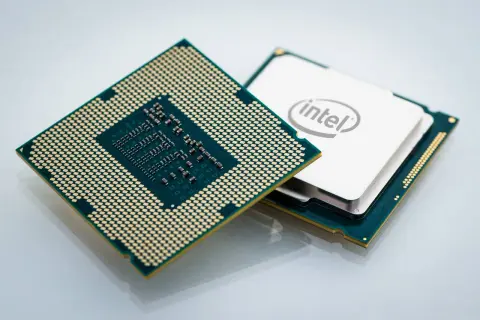 Zwei Intel-Prozessoren, einer mit sichtbaren Pins und der andere mit dem Intel-Logo, bereit für den Einbau in ein System, das die Leistung des Intel Devil's Canyon nutzt.