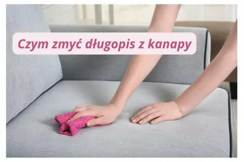 Ręka z różową ściereczką czyści szarą kanapę, pokazując, jak zmyć długopis z kanapy.