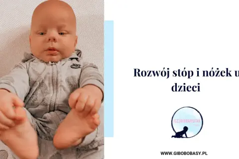 Niemowlę w szarym dresie Nike, z widocznymi wygiętymi nóżkami i stopami. Temat: Rozwój stóp i nóżek u dzieci.