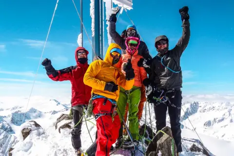 Fünf Bergsteiger feiern den Gipfelsieg am Wildspitze über den Normalweg.