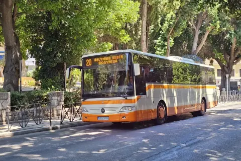 Autobus linii 20 z napisem "Kolymbia Beach" na lotnisko na Rodos.