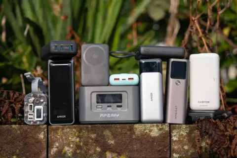 Verschiedene Powerbanks, von klein bis groß, zeigen, wie viel mAh eine Powerbank haben sollte für unterwegs.