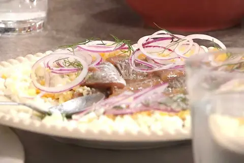 Matjessill recept med hackat ägg, rödlök och dill. En klassisk svensk rätt som passar perfekt till midsommar.