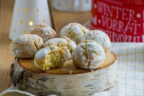 Leckere Amarettini Kekse, frisch gebacken und mit Puderzucker bestäubt. Ein perfektes Rezept für süße Momente.