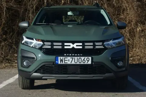 Zielony Dacia Stepway, idealny na miejskie wyprawy. To najtańsze auto, które oferuje mnóstwo przestrzeni i nowoczesny wygląd.