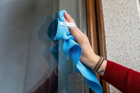 Skuteczne sposoby na usunięcie kamienia z okien bez wysiłku
