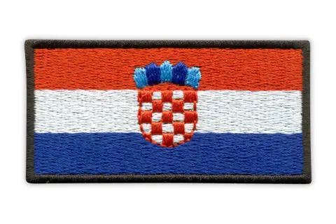Naszywka z flagą Chorwacji, z herbem w kształcie szachownicy i koroną.