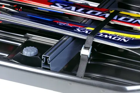 Skidor för thule alpine touring säkert fastspända i takboxen.
