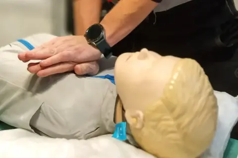 Ćwiczenie RKO na fantomie. Czy wiesz, nzk co to? To nagłe zatrzymanie krążenia, które wymaga natychmiastowej pomocy.