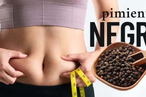 Pimienta negra: descubre sus propiedades para tu figura. Una persona se pellizca la cintura con una cinta métrica.