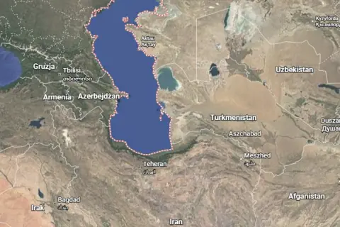Widok satelitarny państw nad Morzem Kaspijskim, z zaznaczonym Baku. Widoczne Gruzja, Armenia, Azerbejdżan, Iran, Turkmenistan, Uzbekistan i Afganistan.